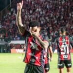 Vitória ganha, aumenta crise do Botafogo e se distancia do rebaixamento