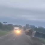 Com forte neblina, caminhão tomba na BR-060 entre Sidrolândia e Campo Grande
