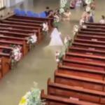 Água sobe dentro de igreja, mas casal não desiste e se casa durante enchente nas Filipinas