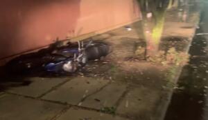 Carro atinge moto ao passar preferencial e deixa casal com graves ferimentos