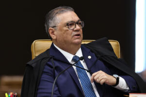 Dino vota por juntar processos de Moraes e Mendonça e atender questão de ordem