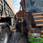 Caminhão perde o freio, causa acidente e vazamento de óleo em Amambai