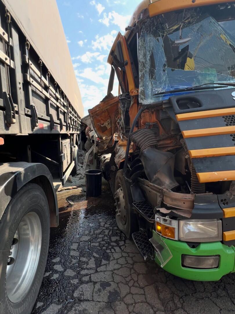 Caminhão perde o freio e causa acidente e vazamento de óleo em Amambai