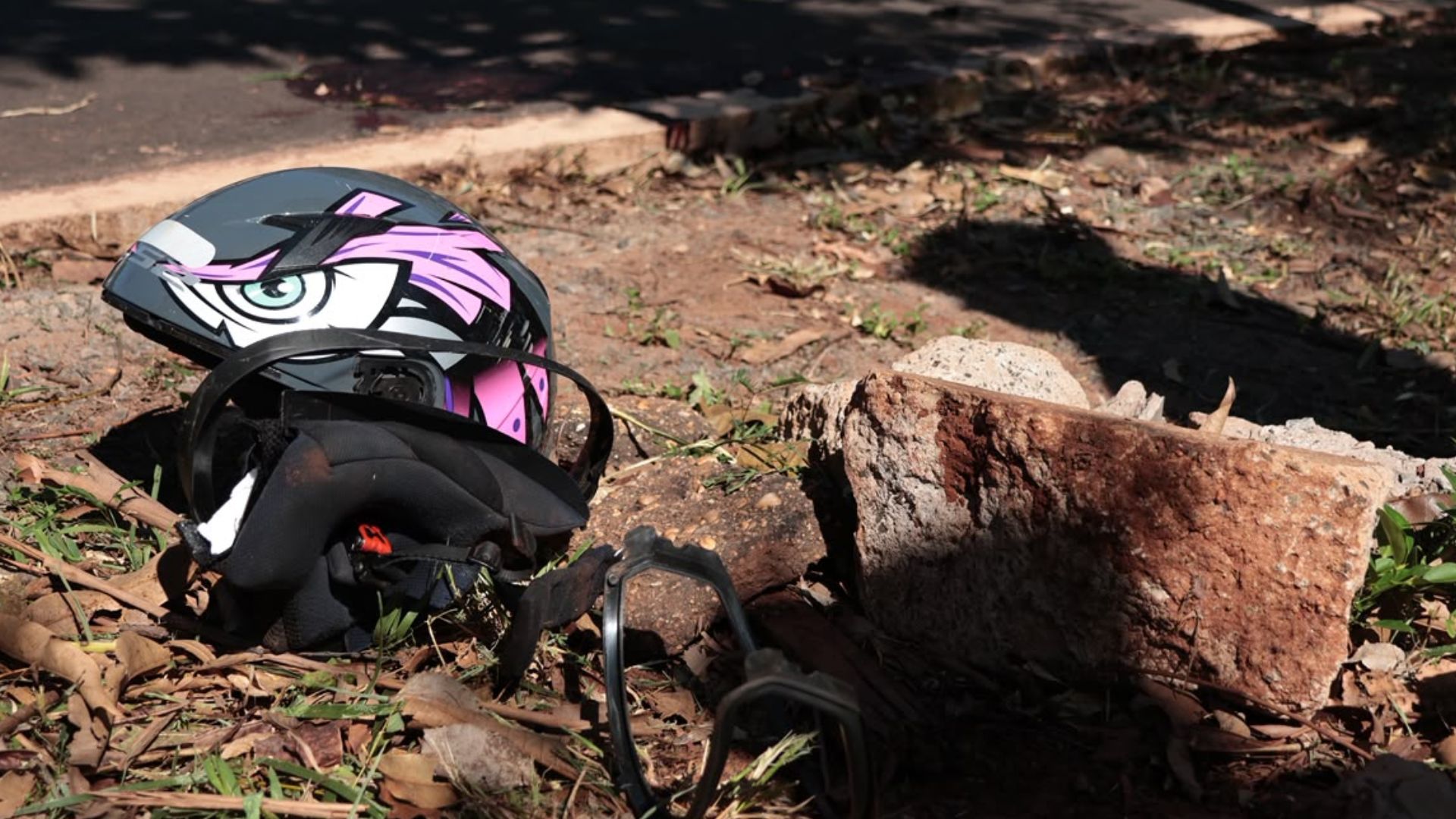 Motociclista morre ao ser atingido por carro e lançado a 20 metros em avenida de Campo Grande