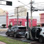 Motorista bate em veículos durante congestionamento em cruzamento da Afonso Pena