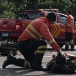 Motorista se distrai com multimídia de carro e atinge motociclista na Avenida Afonso Pena