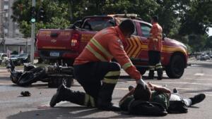 Motorista se distrai com multimídia de carro e atinge motociclista na Avenida Afonso Pena