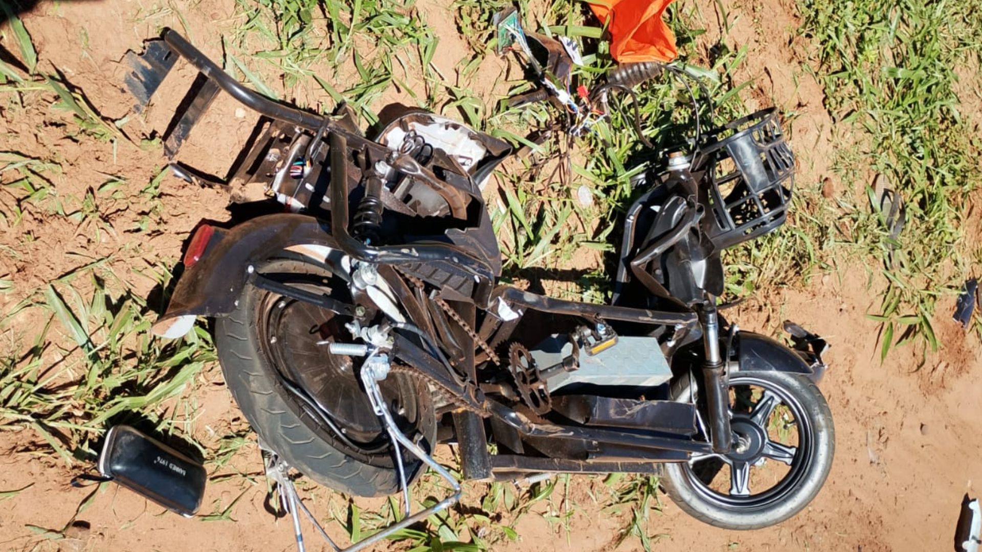 Acidente entre caminhonete e bicicleta elétrica deixa homem e criança feridos na BR-163