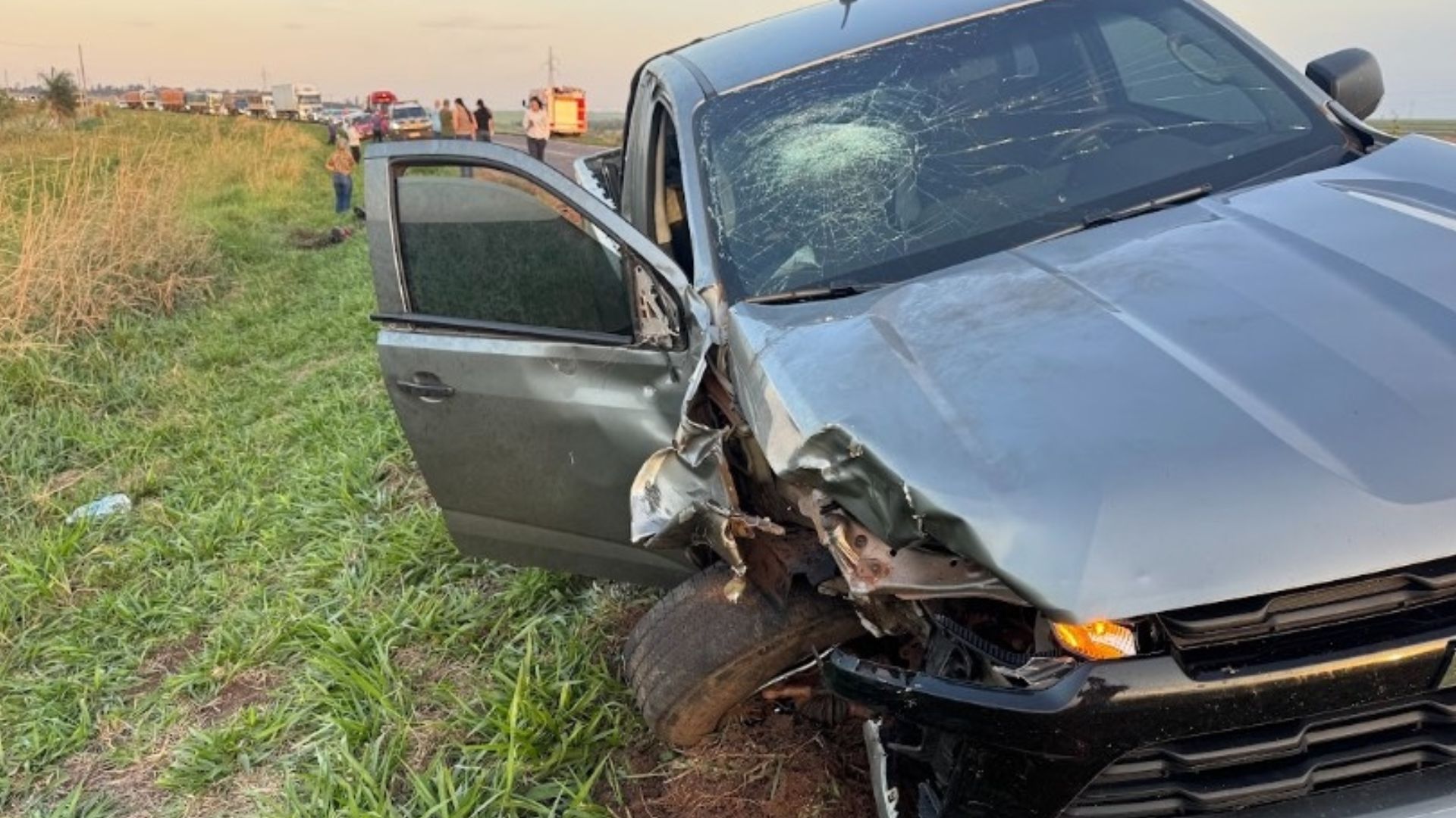Motociclista morre em acidente e veículo pega fogo na BR-376 Motociclista morre em acidente e veículo pega fogo na BR-376