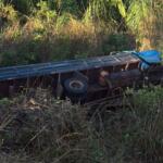 Motorista morre após caminhão carregado com blocos de concreto cair na Serra de Macaraju