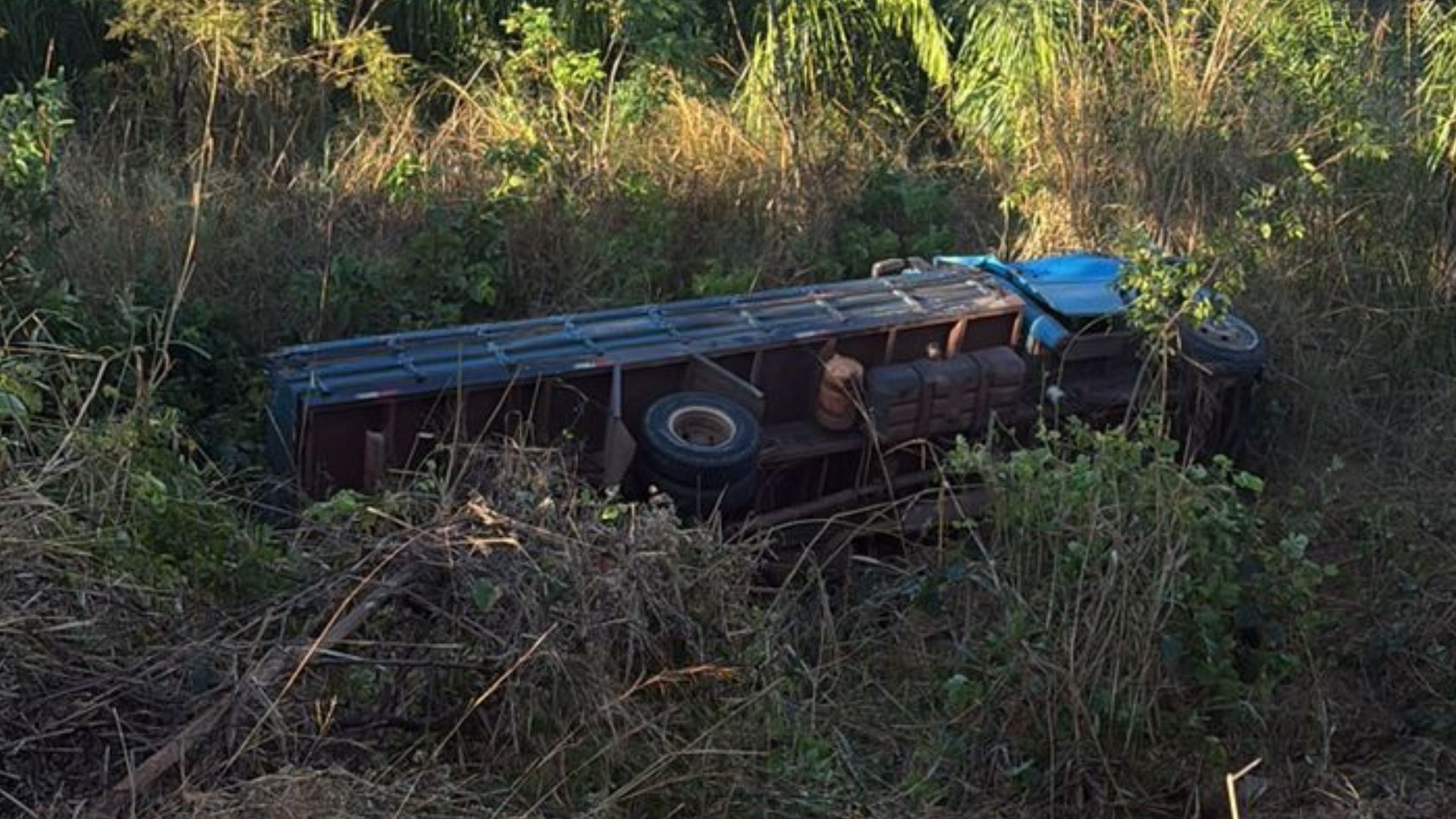 Motorista morre após caminhão carregado com blocos de concreto cair na Serra de Maracaju
