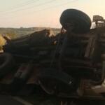 Carreta tomba na MS-080 após perda de freio na região de Campo Grande