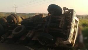 Carreta tomba na MS-080 após perda de freio na região de Campo Grande