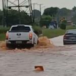 Motoristas ficam presos ou se arriscam na contramão na Avenida Guaicurus em temporal 