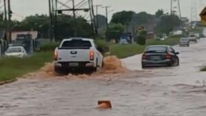 Motoristas ficam presos ou se arriscam na contramão na Avenida Guaicurus em temporal