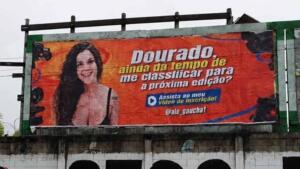 Deu ruim! Influenciadora recebe 500 trotes após fazer outdoor pedindo vaga no ‘BBB 27’