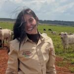 ‘Versão CPF’: Ana Castela volta a Sete Quedas e visita fazenda da família