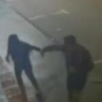 VÍDEO: Em ato de vandalismo, mulher quebra vaso de plantas e foge em seguida