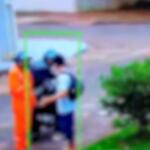 Vídeo: Dupla de motocicleta rende jovens e leva o celular de uma das vítimas