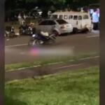 Motociclista ‘surfa’ em moto atrás de viatura da PM e termina preso em Campo Grande