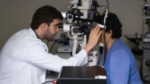 SUS oferece cirurgia que trata glaucoma e catarata ao mesmo tempo