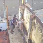 VÍDEO: Suspeito pula muro, quebra hidrômetro e foge na região central de Campo Grande