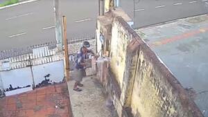VÍDEO: Suspeito pula muro, quebra hidrômetro e foge na região central de Campo Grande