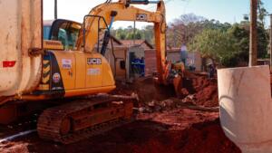 Prefeitura de Campo Grande assina ordem de serviço de drenagem e asfalto no Santa Emília e Aquarius