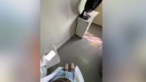 Pacientes reclamam da falta de ar-condicionado e levam ventiladores para o HRMS em Campo Grande