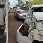 Motorista de caminhão perde o controle e bate em vários carros estacionados no Universitário