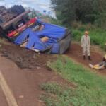 Caminhoneiro fica ferido após carreta carregada de madeira tombar na BR-163 em Rio Brilhante