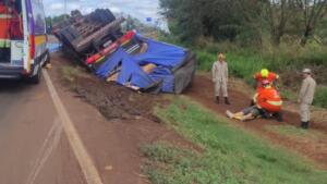 Caminhoneiro fica ferido após carreta carregada de madeira tombar na BR-163 em Rio Brilhante