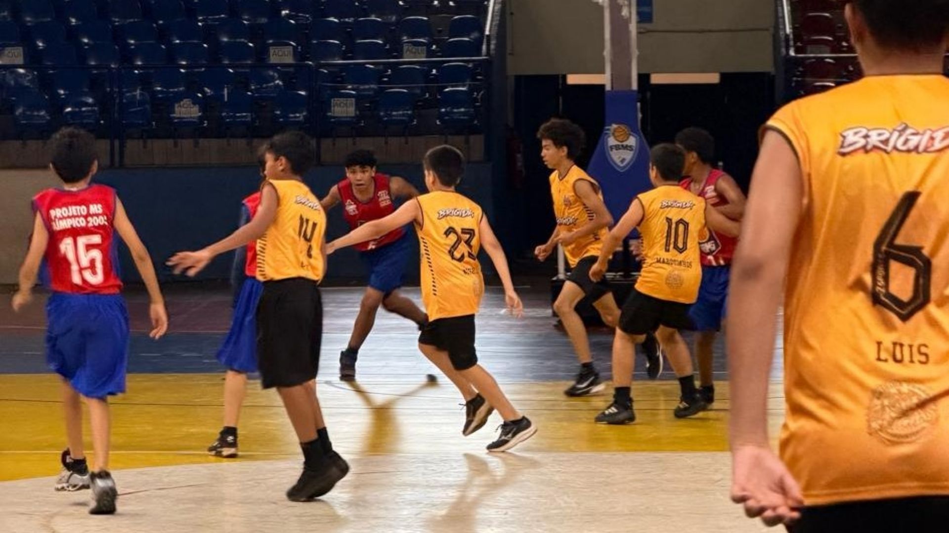 Alunos da Reme participam de disputas de basquete no Ginásio Guanandizão