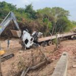 Operação retira carreta submersa desde agosto no Rio Taquari após ponte desabar