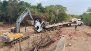 Operação retira carreta submersa desde agosto no Rio Taquari após ponte desabar