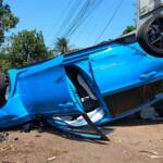 Carro esportivo avaliado em R$ 350 mil capota em batida com Corsa no Guanandi