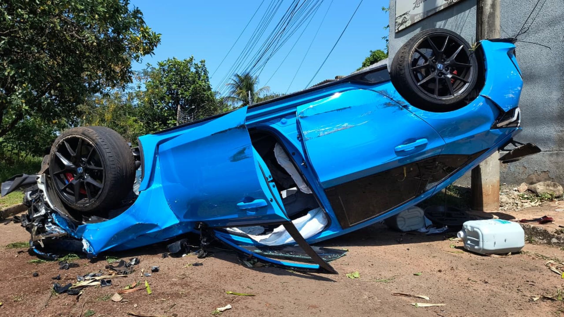 Carro esportivo avaliado em R$ 350 mil capota em batida com Corsa no Guanandi