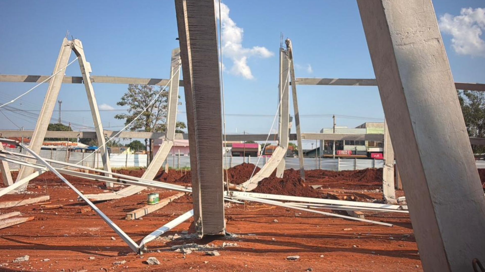 Desabamento em obra de mercado no Aero Rancho mata duas pessoas