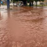 VÍDEO: Chuva rápida faz bueiros transbordarem e alaga ruas em minutos em Campo Grande