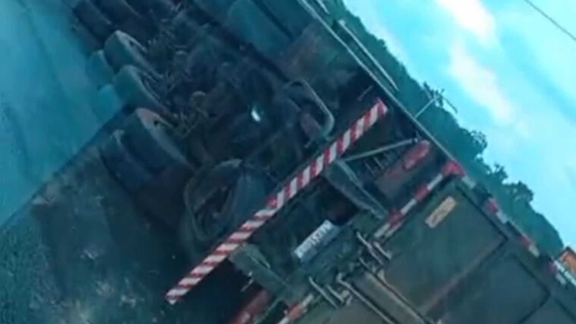 Condutor suspeito de embriaguez perde controle e tomba carreta carregada de cana em trevo de Dourados