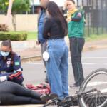 De bicicleta elétrica, mulher fica ferida em acidente com carro na Zahran