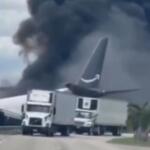 Avião de carga da Amazon cai no aeroporto de Miami; vídeos mostram coluna de fumaça
