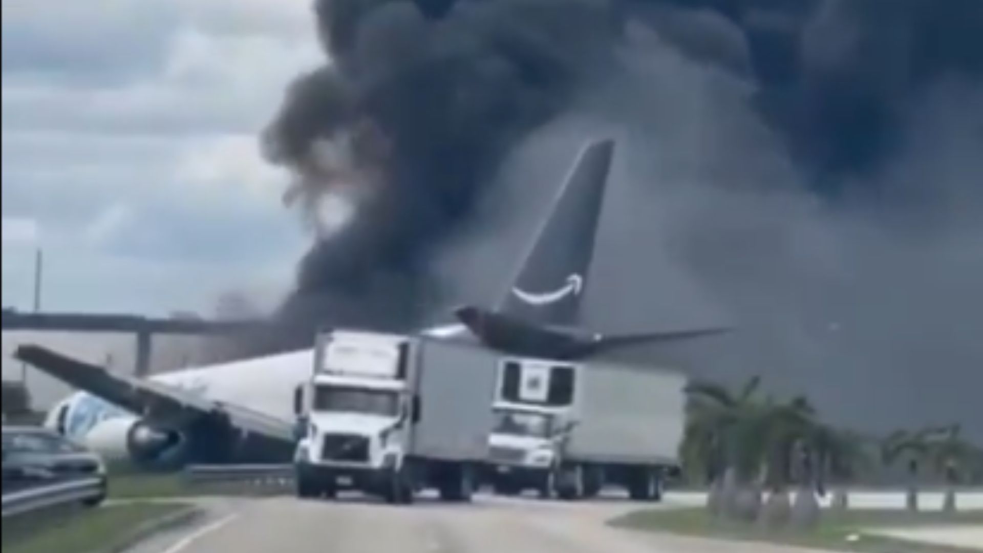 Avião de carga da Amazon cai no aeroporto de Miami; vídeos mostram coluna de fumaça