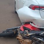 Motocicleta fica presa sob roda de Corolla após colisão no Tiradentes