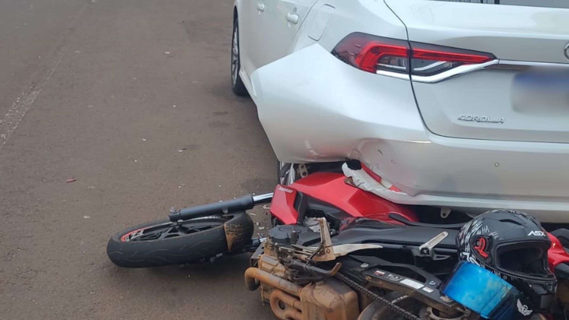 Motocicleta fica presa sob roda de Corolla após colisão no Tiradentes