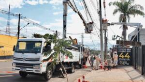 Energisa substitui poste danificado por camionete na Rua Joaquim Murtinho