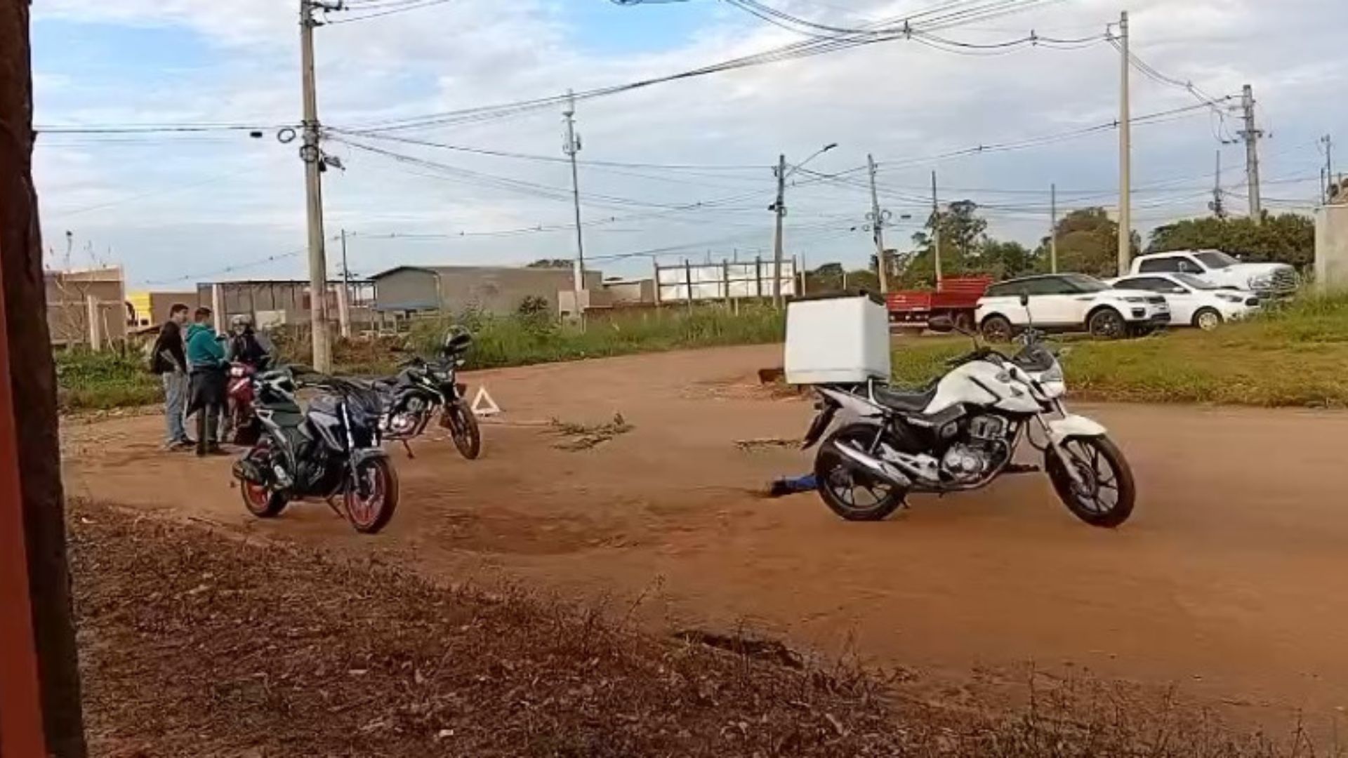 Motociclista fica ferido ao perder o controle em cruzamento do Los Angeles