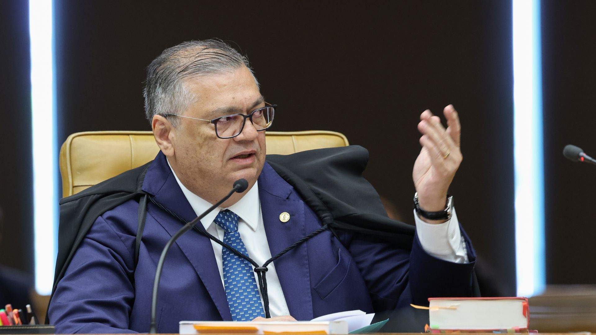 Dino cita ‘soberania nacional’ e combate seletivo à corrupção em voto