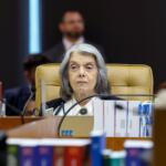 Cármen Lúcia vota para manter casos de Moraes e Mendonça separados e encerra votação