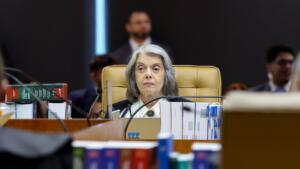 Cármen Lúcia vota para manter casos de Moraes e Mendonça separados e encerra votação